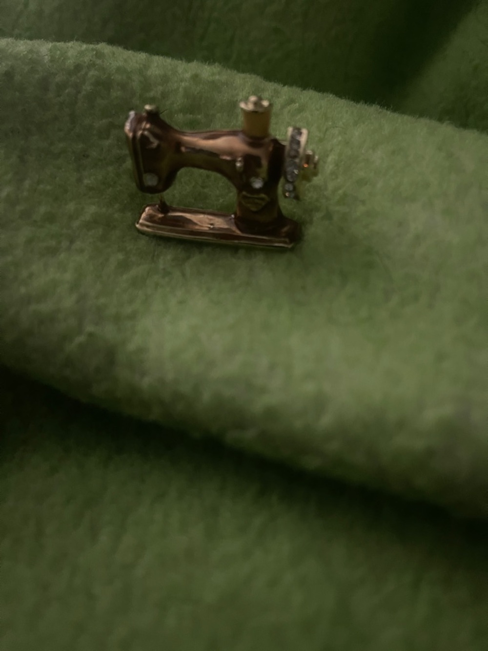 BrownTone Sewing Machine Brooch